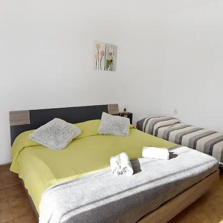 Silva-unterkunft Im Erdgeschoss, 2 Schlafzimmer, Garten * Bašanija