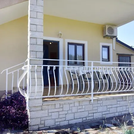 Silva-unterkunft Im Erdgeschoss, 2 Schlafzimmer, Garten * Bašanija